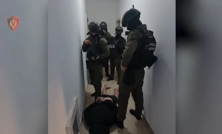 EMRI/ Arrestimi i të shumëkërkuarit nga Shijaku, momenti kur RENEA ‘blindon’ apartamentin ku fshihej, sekuestrohet municion luftarak