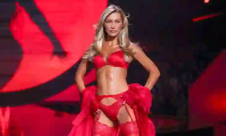 Engjëjt e Victoria’s Secret shkëlqejnë përsëri! Rikthimi triumfues i Bella Hadid