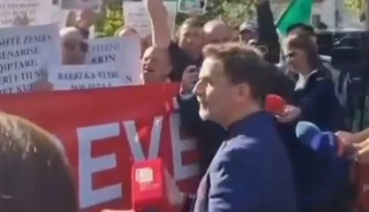 Erion Braçe “del” nga grupi i socialistëve, i bashkohet protestës së minatorëve para Parlamentit: Të drejtat tuaja janë themelore