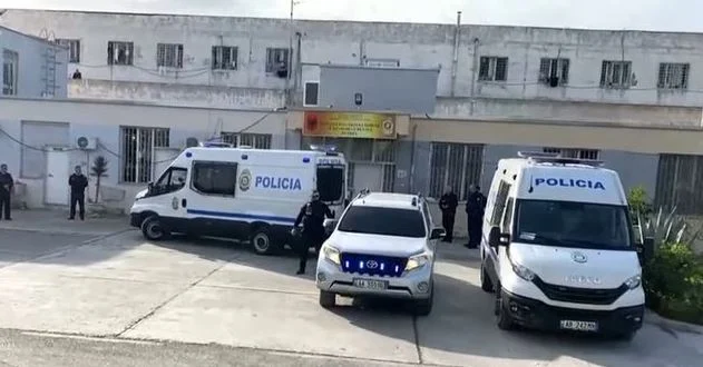 Erion Veliaj del nga qelia e burgut të Durrësit, shoqërohet për në Gjykatën Kushtetuese