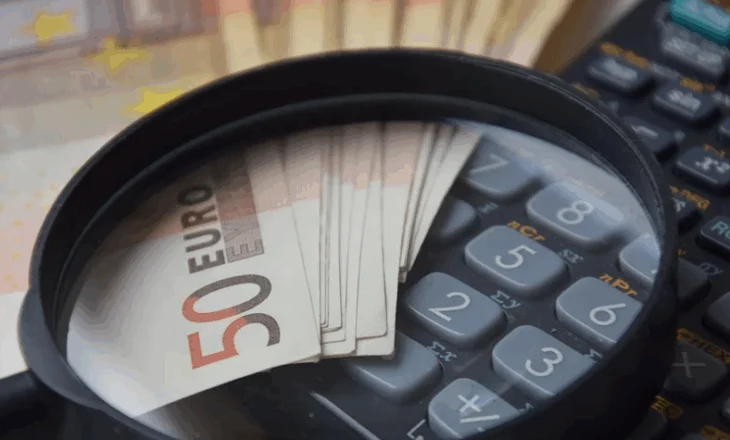 Euro prek minimum të ri historik, ja cilat janë dy shkaqet kryesore