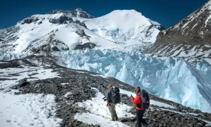 Everesti nën stuhinë e dëborës/ 200 turistë të izoluar, operacioni i shpëtimit vijon në kushte ekstreme