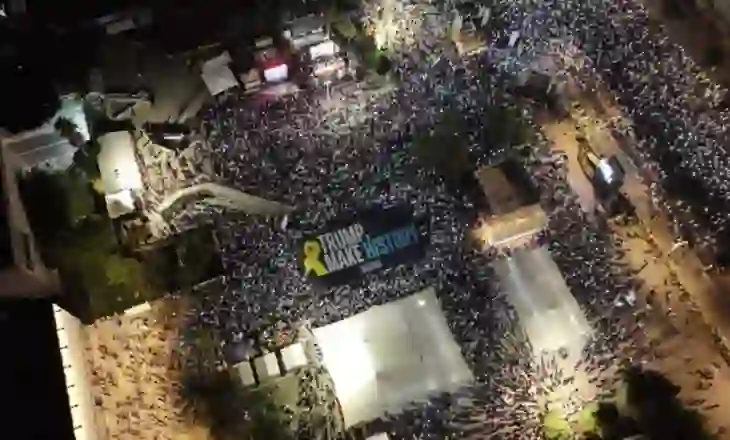 “Faleminderit, Trump”! Mijëra izraelitë mblidhen në Tel Aviv, pengjet po rikthehen në shtëpi