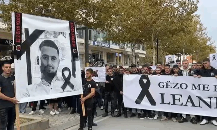 Familjarë e miq të 17-vjeçarin marshim në Vlorë: Ishte krim
