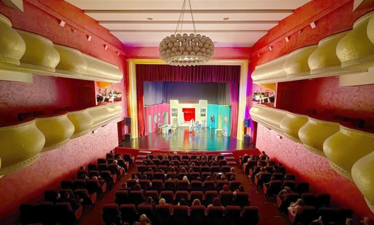 Festivali “Skampa 2025” me 11 shfaqje, edicioni i 27-të mbyllet me komedinë “Çfarë pa kryeshërbëtorja”