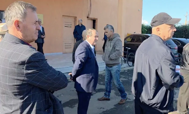 Fier – Banorët e një pallati në lagjen “Apollonia” protestojnë për mungesën e çertifikatave të pronësisë, prej më shumë se 20 vitesh