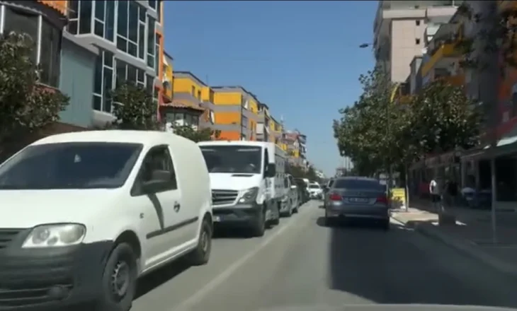 Fier – Parkimi i gabuar bllokon rrugën, procedohet penalisht 39-vjeçari