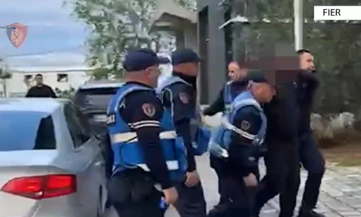 Fier/ Sekuestrohet armë zjarri, arrestohen dy persona. Në pranga drejtuesi i mjetit dhe pasagjerja që tentuan të largoheshin