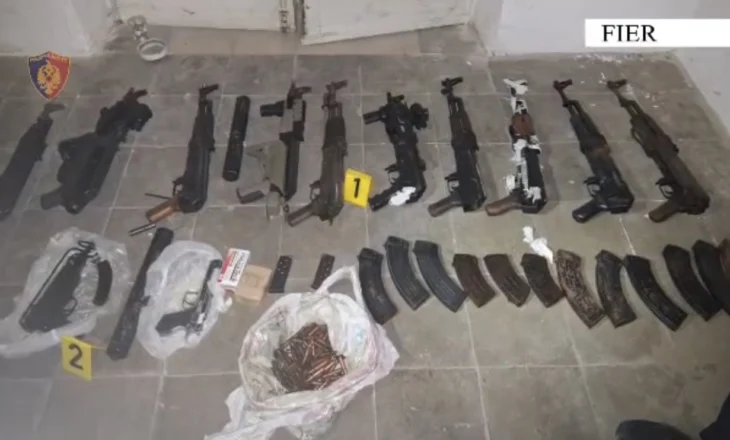 Fier/ Zbulohet bazë kriminale me arsenal armësh në lagjen “Kastriot”