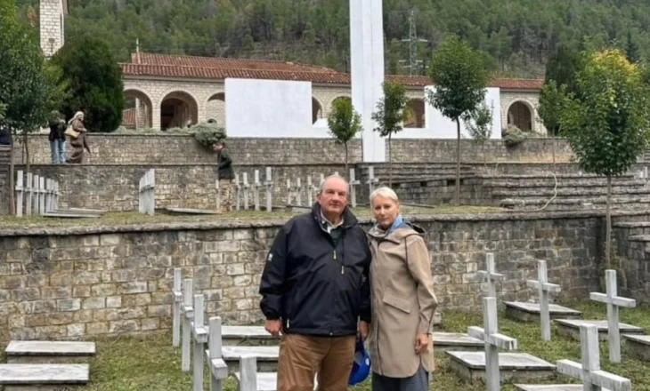 Firmosi me Berishën në 2009 marrëveshjen për ushtarët grekë, Karamanlis homazhe në varrezat e Këlcyrës