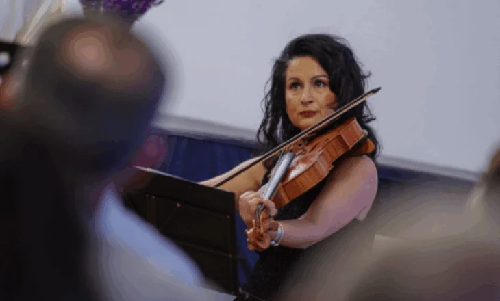 Firmosi shembjen e Teatrit Kombëtar, Rama shpërblen violinisten me postin e zëvendësministres së Arsimit
