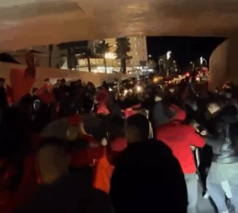 Fitorja e Shqipërisë “ngren peshë” gjithë shqiptarët! Festohet me valle duke mbajur flamujt kombëtarë (FOTO/VIDEO)