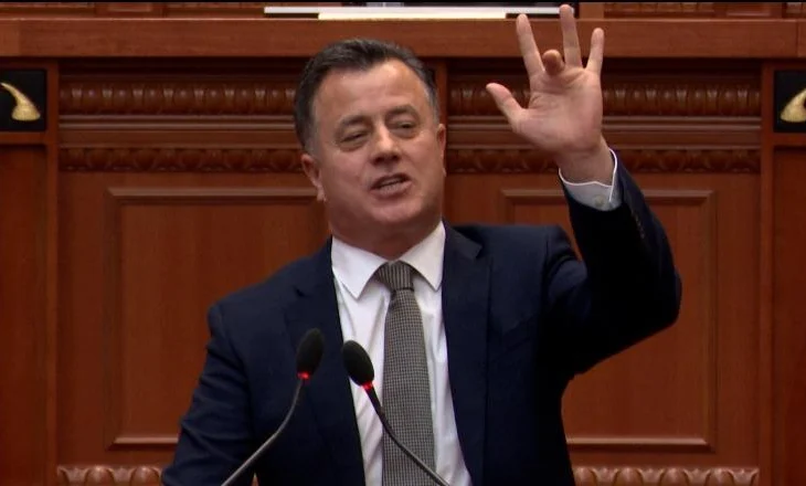 Flamur Noka ‘xheloz’ për kolegët demokratë: “Jemi në opozitë, mos hajdeni në Kuvend me kostume 5 mijë euro e kollare 2 mijë euro”