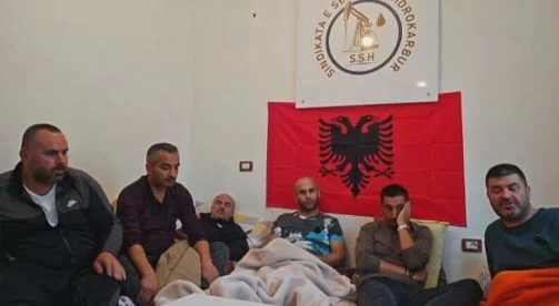 Flasin grevistët e Marinzës: Rrogat e mbi 400 naftëtarëve sa rroga e një kinezi tek Bankers