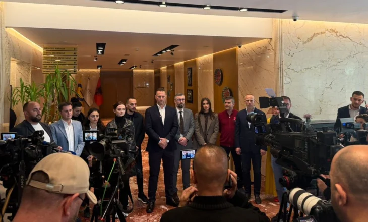 Florian Binaj bashkon opozitën