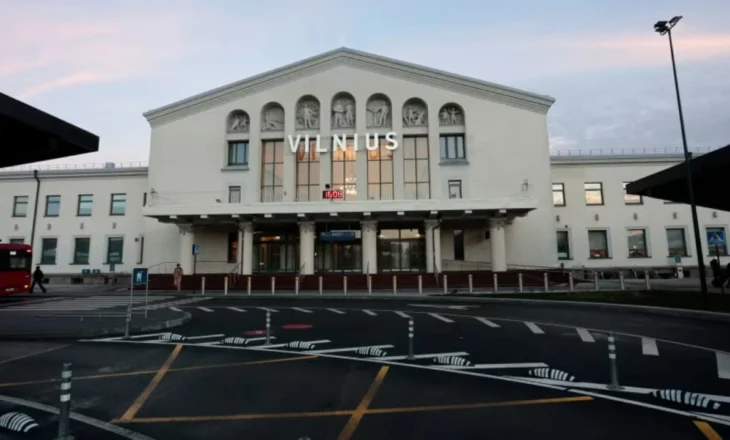 Fluturimet u anuluan dhe shumë të tjera devijuan itinerarin për shkak të disa balonave, hapet pas disa orësh aeroporti i Vilniusit