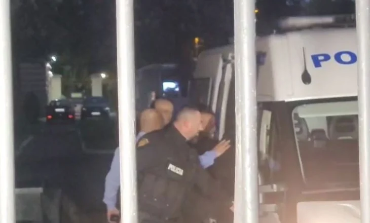 ‘Forca kryetar, forca’/ Veliaj del nga Kushtetuesja për tek qelia, mesazh mbështetësve: Ju dua shumë