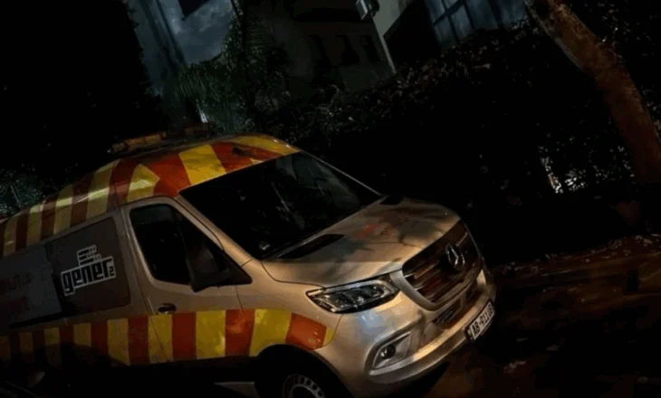 FOTO/ Arsenali me armë u gjet në një furgon, ishte parkuar prej 1 muaji te “Myslym Shyri”