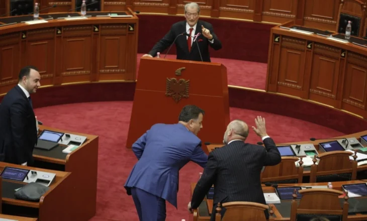 Foto-lajm/ Berisha debaton me Manjën për kostumet e shtrenjta, Noka i afrohet ish-ministrit dhe…