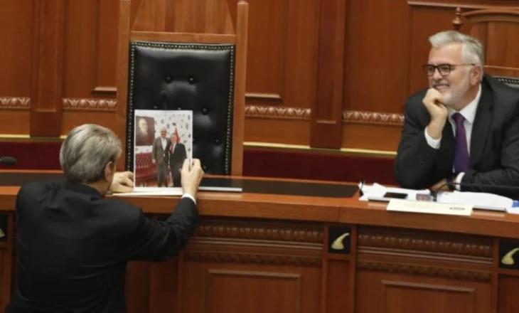 Foto-lajm/ Berisha vendos foton e Ramës dhe McGonigal, Gogu e rrëzon me një të fryrë