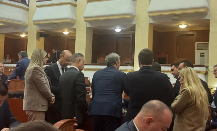 FOTO-LAJM / Pakti i Këlliçit me Ballën, deputetët e PD të mbledhur rreth Berishës në sallën e Kuvendit