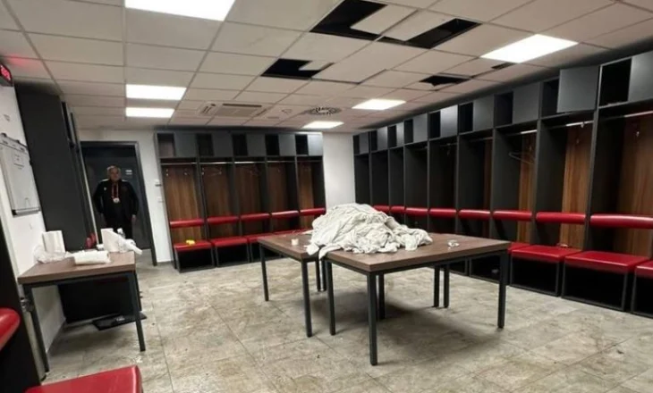 FOTO/ “Na falni për tavanin”, djemtë e Kombëtares japin shembull në Serbi: Pastrojnë dhomën e zhveshjes para largimit