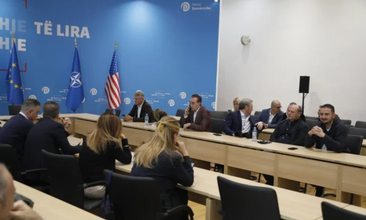 FOTO/ Salianji dhe Alizoti shtensionojnë mbledhjen, çfarë nuk u pa nga Kryesia e PD