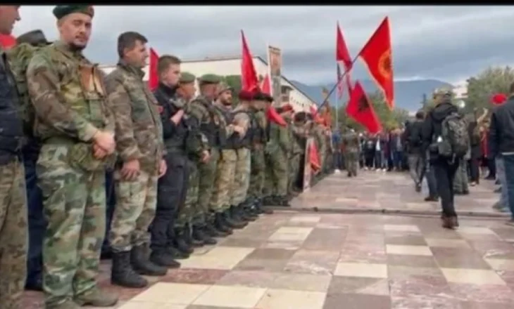FOTO-Veteranët e UÇK-së rreshtohen para memorialit, nderojnë Skënderbeun