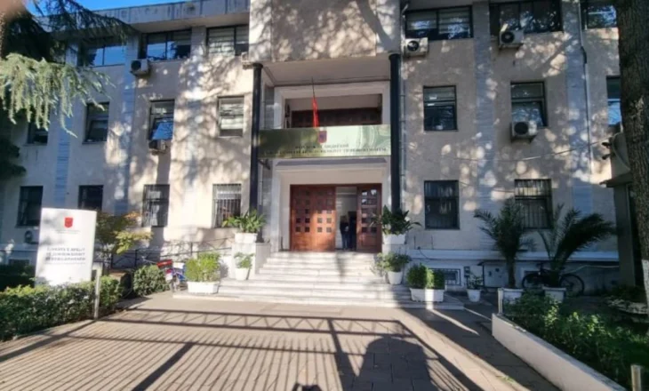 FOTOLAJM/ Heshtje në drejtësi, Gjykata e Apelit bosh pas vrasjes së gjyqtarit Kalaja. Flamuri ulet në gjysmështizë