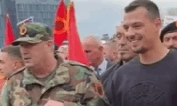 FOTOLAJM/ Me flamurin e UÇK në duar, djali i Hashim Thaçit i bashkohet protestës në Tiranë