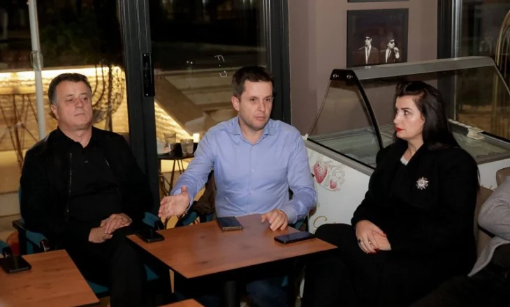 FOTOLAJM/ Paloka, Alimehmeti dhe Noka fushatë në kryeqytet, por në takim mungon kandidati Binaj