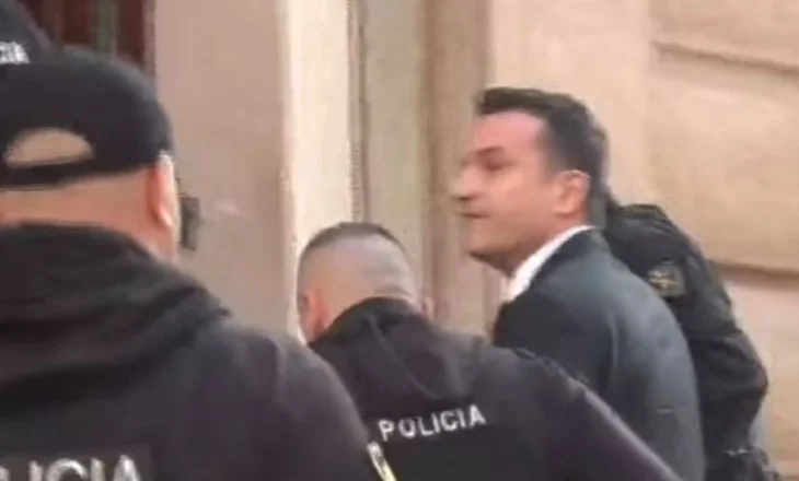 FOTOLAJM/ Veliaj hyn në Gjykatën Kushtetuese, përshëndet gazetarët