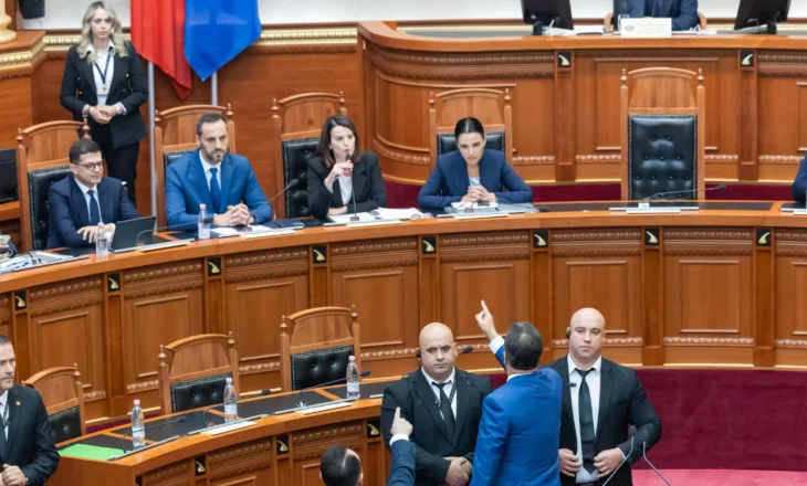 FOTOT/ “Ata ishin katër”, deputetët e PD zaptojnë foltoren. Noka përplaset me ministren Koçiu