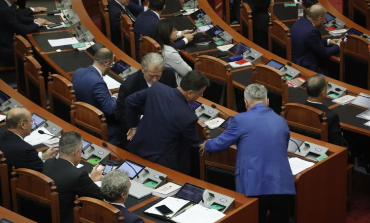 FOTOT/ “Çohu se do flasë doktori”, deputetët e PS lexojnë shkrimin për Diellën në revistën italiane, çfarë nuk u pa nga seanca e Kuvendit