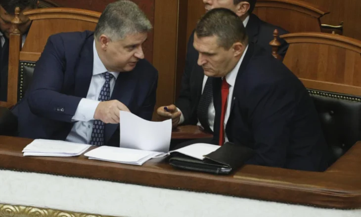 FOTOT/ “Ju të PS keni dosje, ata kanë mëkatet e tyre”, si reagojnë Dumani e Çela gjatë debatit në Kuvend për pyetjet e deputetëve
