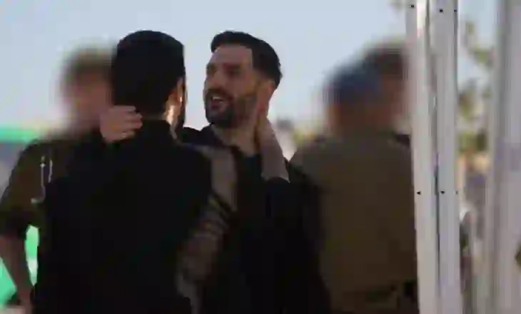 FOTOT- Orët e para në liri, pengjet e Hamasit takohen me ushtarët izraelitë