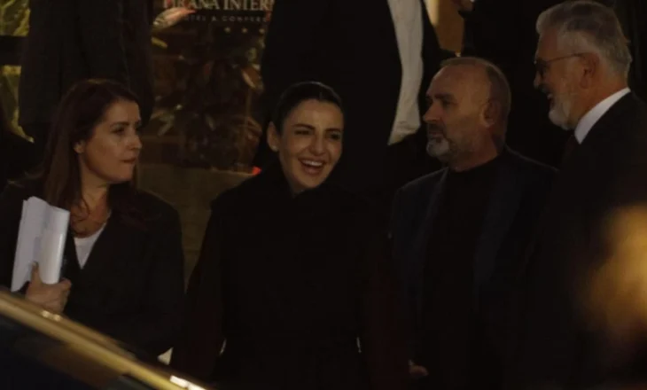 FOTOT/ Përfundon mbledhja e PS, deputetët dhe ministrat shfaqen të buzëqeshur pas ndarjes së detyrave