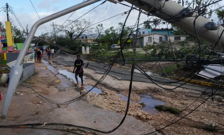 FOTO+VIDEO- Pamje apokaliptike nga Uragani Melissa, qyteti pushtohet nga peshkaqenët, paralajmërim për shfaqjen e krokodilëve