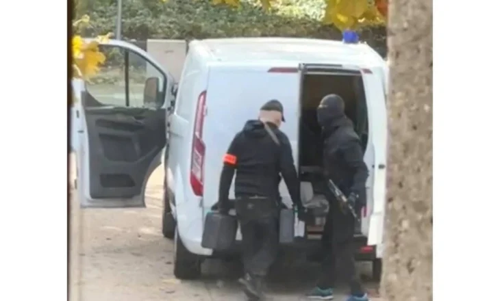 Francë/ U maskuan si oficerë policie, banda e “skifterëve” grabit punishten e arit në Lyon