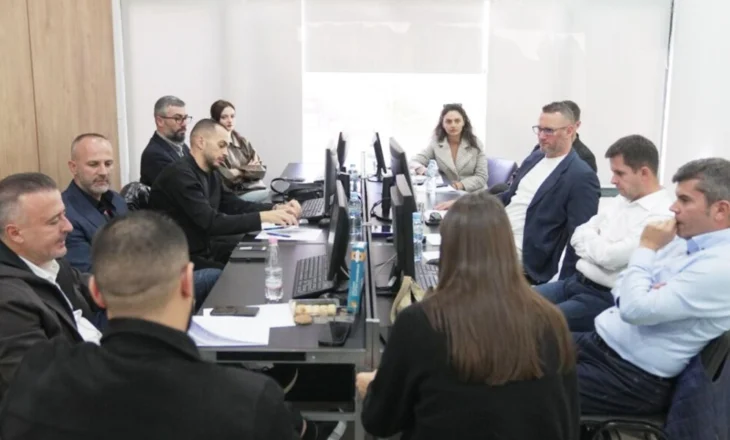 Gara për Tiranën/ Florjan Binaj përvesh mëngët, prezanton planin e veprimit me përfaqësuesit e opozitës