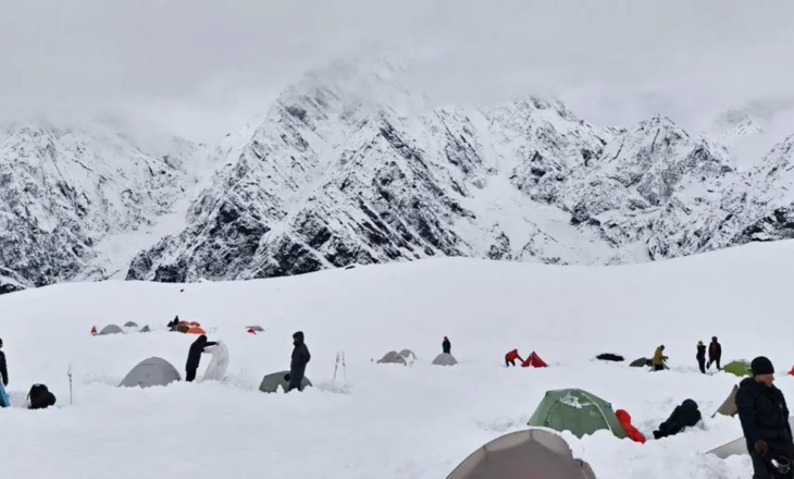 Garë në Everest për evakuimin e alpinistëve të bllokuar pas stuhisë së dëborës