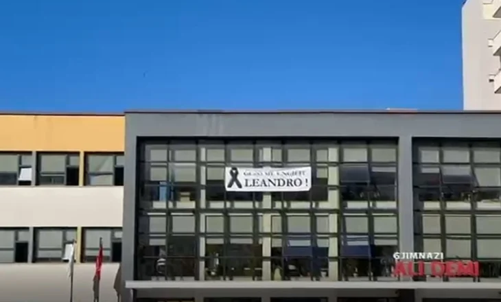 “Gëzo me engjëjt Leandro”/ Ditë zie në gjimnazin “Ali Demi”, nxënësit i japin lamtumirën e fundit 17-vjeçarit që humbi jetën në aksident