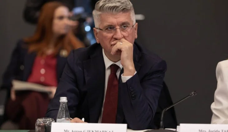 Gjekmarkaj akuza Peleshit: Po silleni si edukatorë, për 6 muaj do të të heqin karrigen e kryetarit
