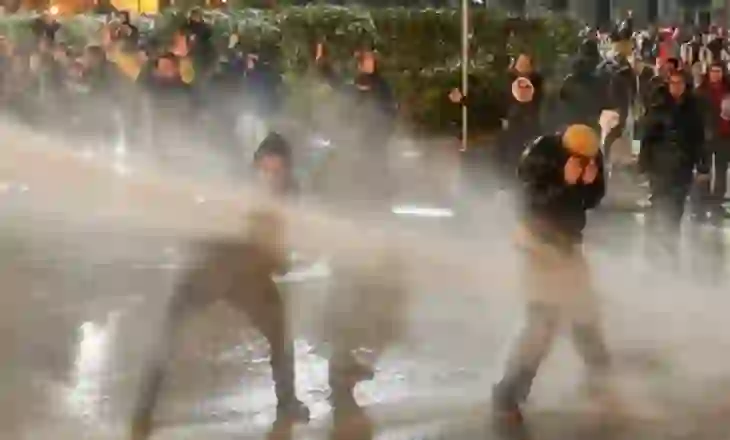 Gjeorgji: Policia përdor sprej piperi dhe topa uji kundër protestuesve