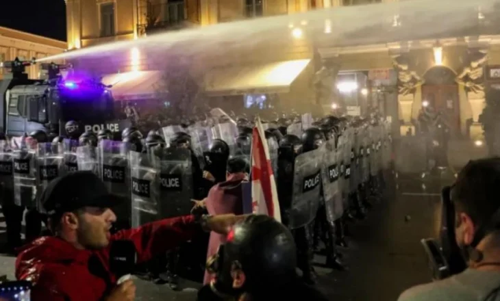 Gjeorgji/ Protestuesit përpiqen të hyjnë pallatin presidencial në Tbilisi, policia hedh ujë e spraj (FOTO + VIDEO)