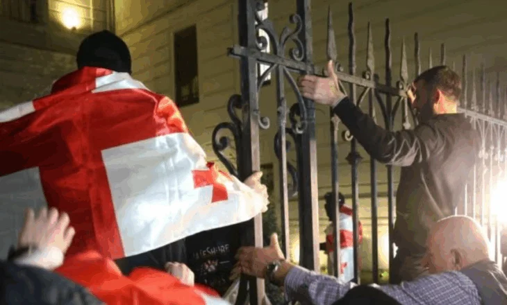 Gjeorgjia përfshihet nga protestat/ Turma përplaset me policinë para pallatit presidencial