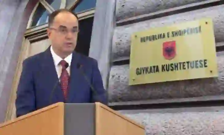 Gjykata Kushtetuese në debat të nxehtë për dekretin e “ushtarit” Bajram, gjyqtarët përballë sfidës me Kushtetutën…
