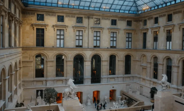 Grabitet ‘Muzeu i Luvrit’! Hajdutët prenë hekurat e dritares dhe vodhën bizhuteritë e Napoleon Bonapartit