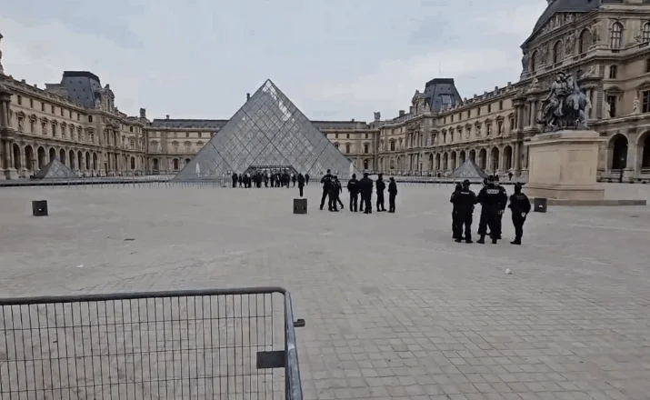 Grabitje në Muzeun e Luvrit në Paris, vidhen bizhuteri historike të Napoleonit