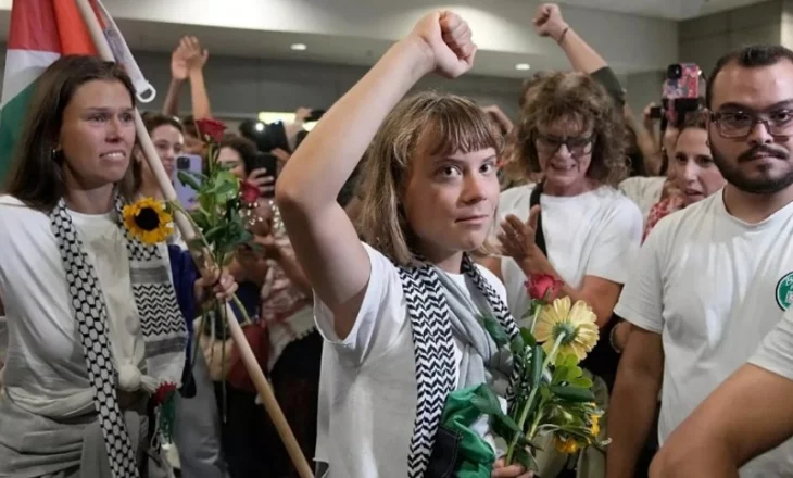 Greta Thunberg midis 171 aktivistëve të flotiljes të deportuar nga Izraeli pas një përpjekjeje të dështuar për të arritur në Gaza